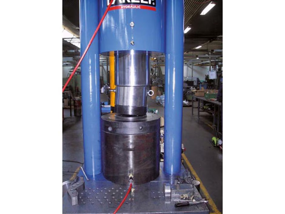 TILTABLE SADDLE FOR CYLINDER